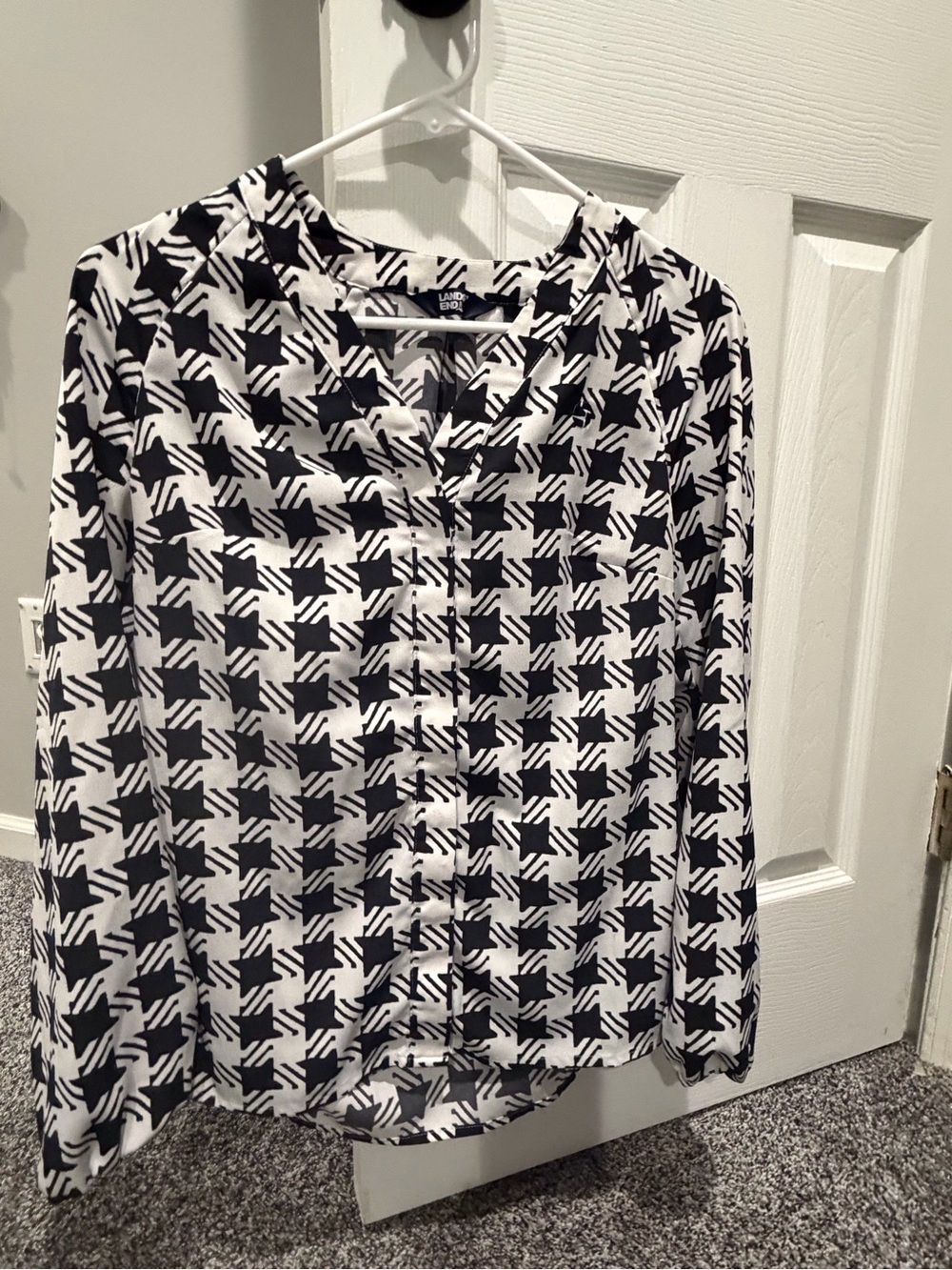JPMorgan Chase Black & White Geometric Button-Front Blouse